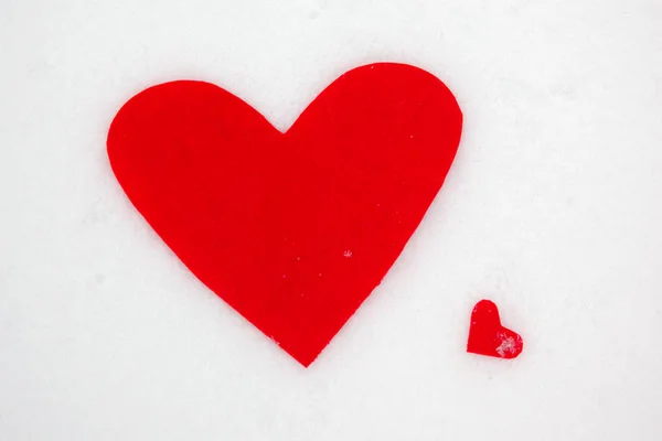 Corazón Rojo Sobre Fondo Blanco Nieve — Foto de Stock