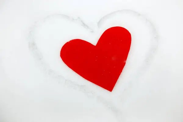 Rotes Herz Auf Schneeweißem Hintergrund lizenzfreie Stockbilder