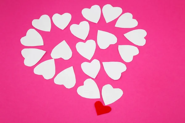 白色和红色纸形式的心脏在粉红色背景作为标志 — 图库照片