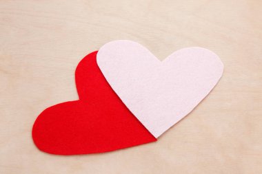 İki kalp ahşap masa üzerinde türlü hissettim