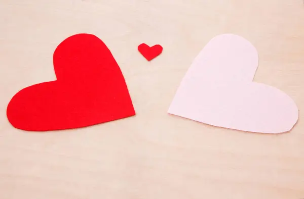 木桌上有两种感觉的心脏形式 — 图库照片
