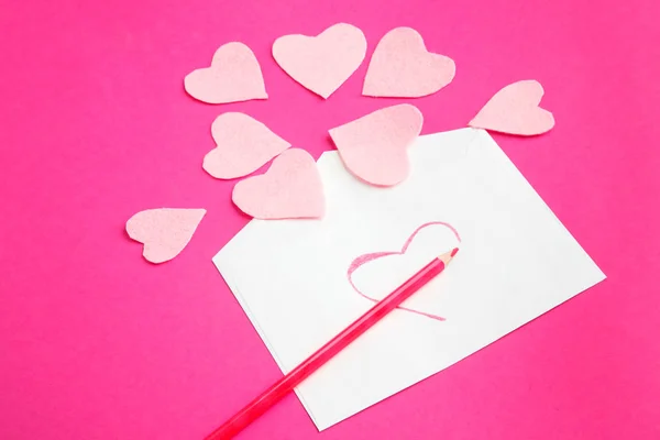 许多感觉心脏形式在信件在粉红色的背景 — 图库照片