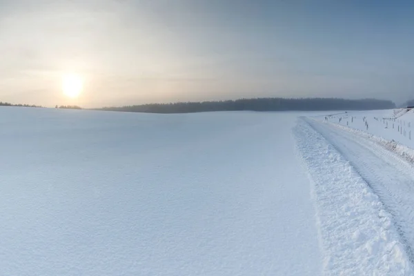 Zimní Krajina Při Západu Slunce Silnicí — Stock fotografie
