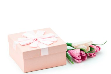 Kutlama, kadın gün veya doğum günü için kağıt çiçek kutusu sunar