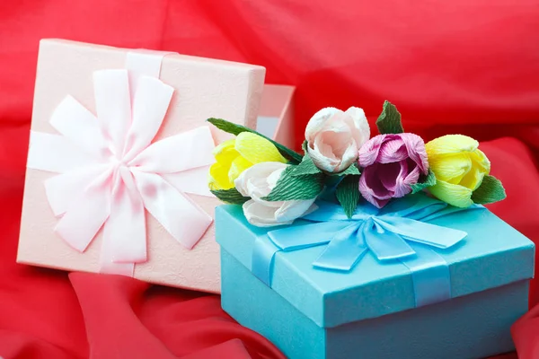 Regalos Cajas Con Flores Papel Sobre Fondo Rojo Para Celebración —  Fotos de Stock