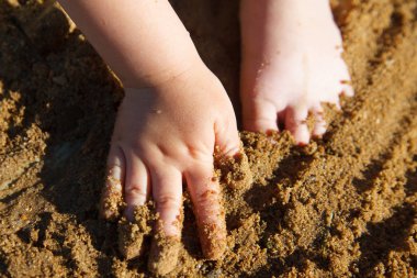 Bebek ayaklar ve kum el