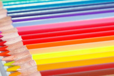 Beyaz masadaki renkli kalemler