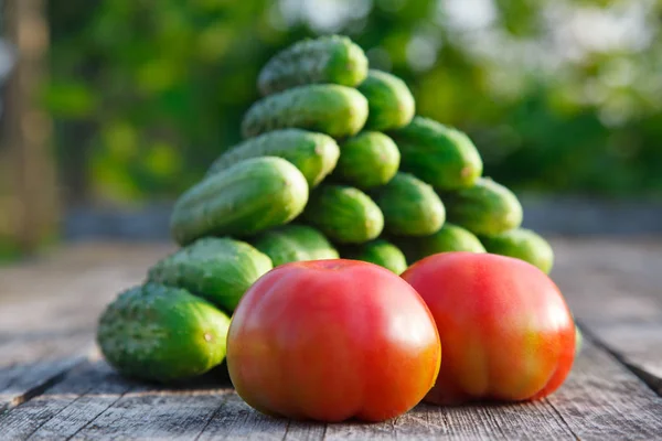 Pepinos Tomates Mesa Madera —  Fotos de Stock