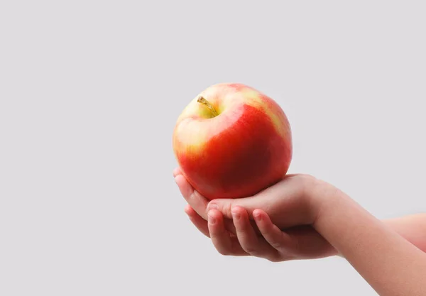 子供の手の中のりんご — ストック写真