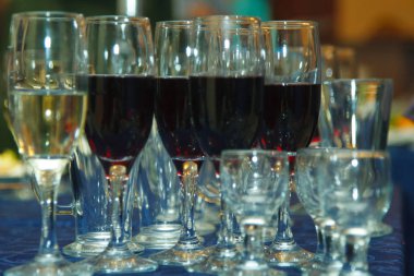 şarap kadehleri masada.