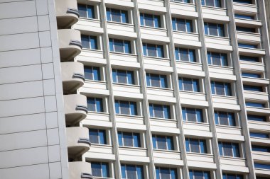 Şehirde modern bir bina manzarası