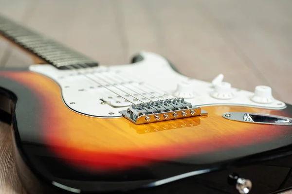 Elektro gitar ahşap arka plan üzerinde parçası