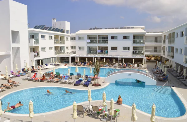 Sunconnect Sofianna Paphos Cyprus Greece June 2018 Tourrists Swimming Pool — стоковое фото
