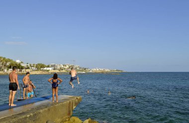 Paphos, Kıbrıs, Yunanistan - 3 Haziran 2018: Paphos denize atlama turist Kıbrıs'ta bir turizm beldesidir liman