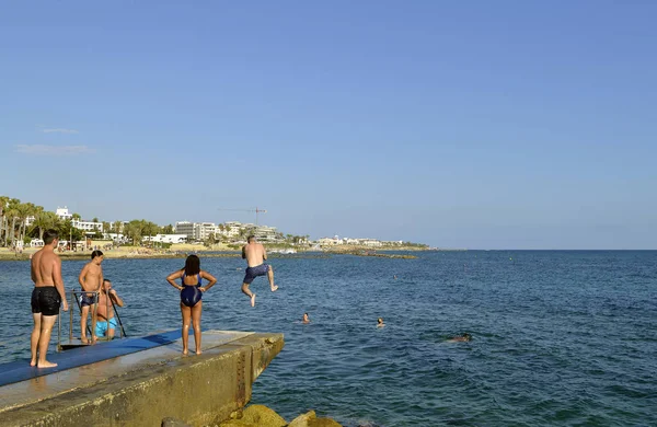 Paphos Cyprus Greece June 2018 Tourists Jumping Sea Paphos Harbour — Stock Photo, Image