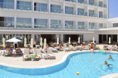 SunConnect Sofianna, Paphos, Kıbrıs, Yunanistan - 3 Haziran 2018: Sunconnect Sofianna yüzme havuzunda turist resort