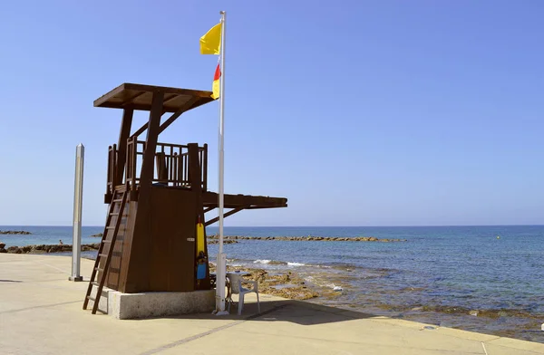 Σταθμός Ναυαγοσώστη Στην Παραλία Της Πάφου Στην Κύπρο — Φωτογραφία Αρχείου