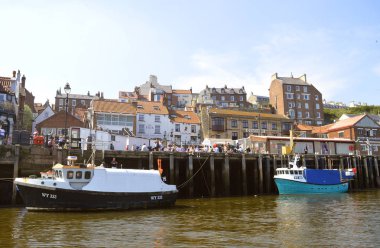 Whitby limanın, North Yorkshire, İngiltere, İngiltere - 07 Mayıs 2018: Gemi kadar Whitby limanda palamarla