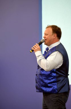 Southport, Lancashire, İngiltere, İngiltere - 18 Ağustos 2018: Justin Fletcher bir çocuk televizyon sunucusu ve aktör BBC televizyon kanalı Cbeebies, konuşma ve çiçek Southport Haritayı Bay çamaşır olarak performans okul öncesi