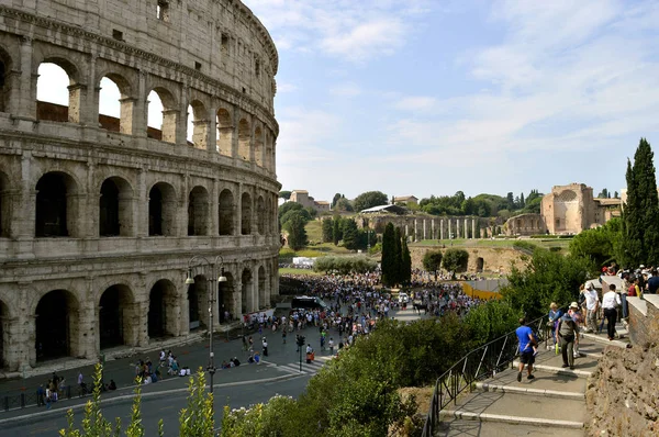 Roma Italia Septiembre 2016 Multitud Turistas Visitan Histórico Anfiteatro Del — Foto de Stock