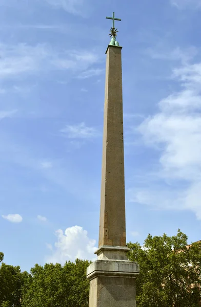 Lång Romerska Kolonnen Rom Med Ett Kors Toppen — Stockfoto