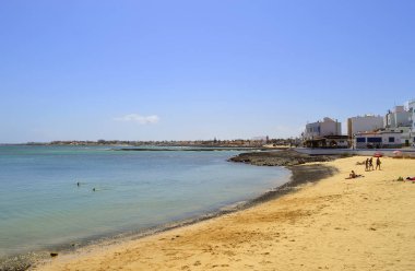 Fuerteventura 'daki Corralejo Plajı' ndaki turistler Kanarya Adaları 'ndan birindedir.