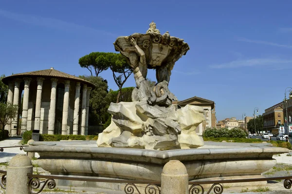 Templo Histórico Hércules Victor Fundo Com Fonte Tritões Fornt Roma — Fotografia de Stock