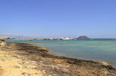 Corralejo Limanı 'nda yat ve feribot.