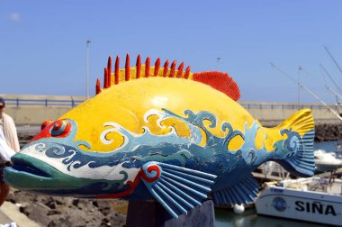 Corralejo Limanı 'nda boyanmış balık. 