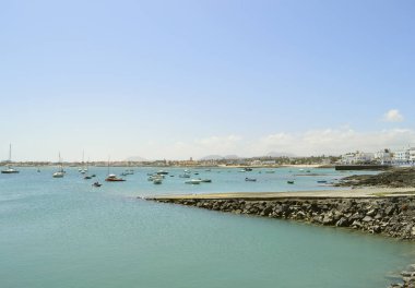 Corralejo Harbour girmek ve deniz bırakarak bir kızak ile balıkçı tekneleri