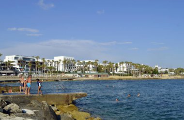 Paphos, Kıbrıs, Yunanistan - 3 Haziran 2018: Paphos denizde yüzme turist Kıbrıs'ta bir turizm beldesidir liman