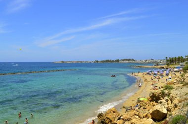 Turistlere Paphos Kıbrıs'ta bir turizm beldesidir plaj