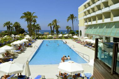 Louis Imperial Beach, Paphos, Kıbrıs, Yunanistan - 7 Haziran 2018: Turist Louis Imperial Beach Otel yüzme havuzunda çevresinde