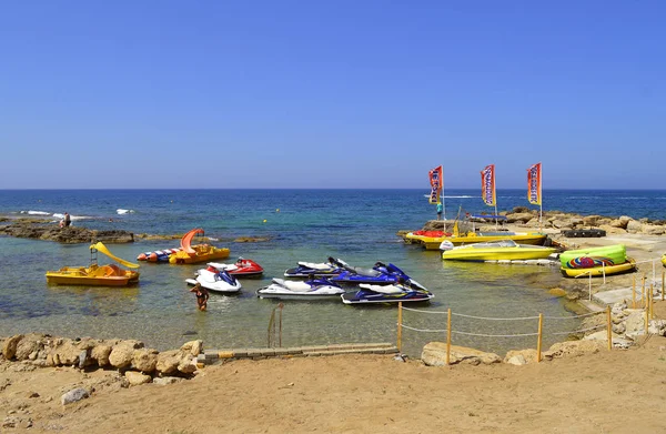 帕福斯海滩船出租在塞浦路斯 — 图库照片