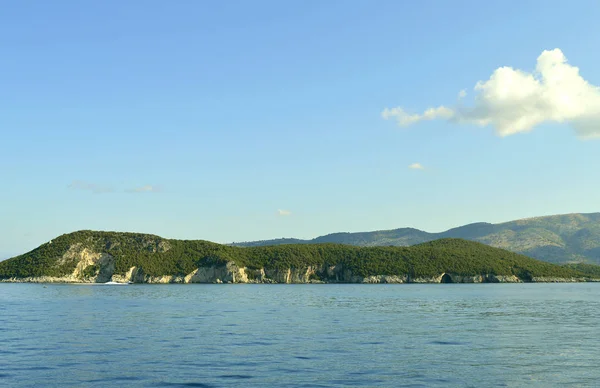 パクシ島ギリシャのイオニア海に浮かぶコルフ島の南の小さな島をビーチします — ストック写真