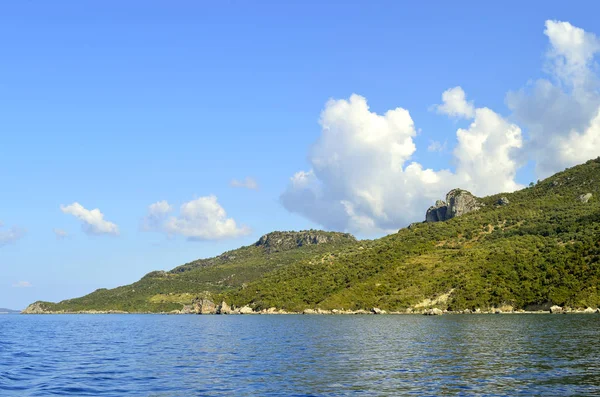 パクシ島ギリシャのイオニア海に浮かぶコルフ島の南の小さな島をビーチします — ストック写真