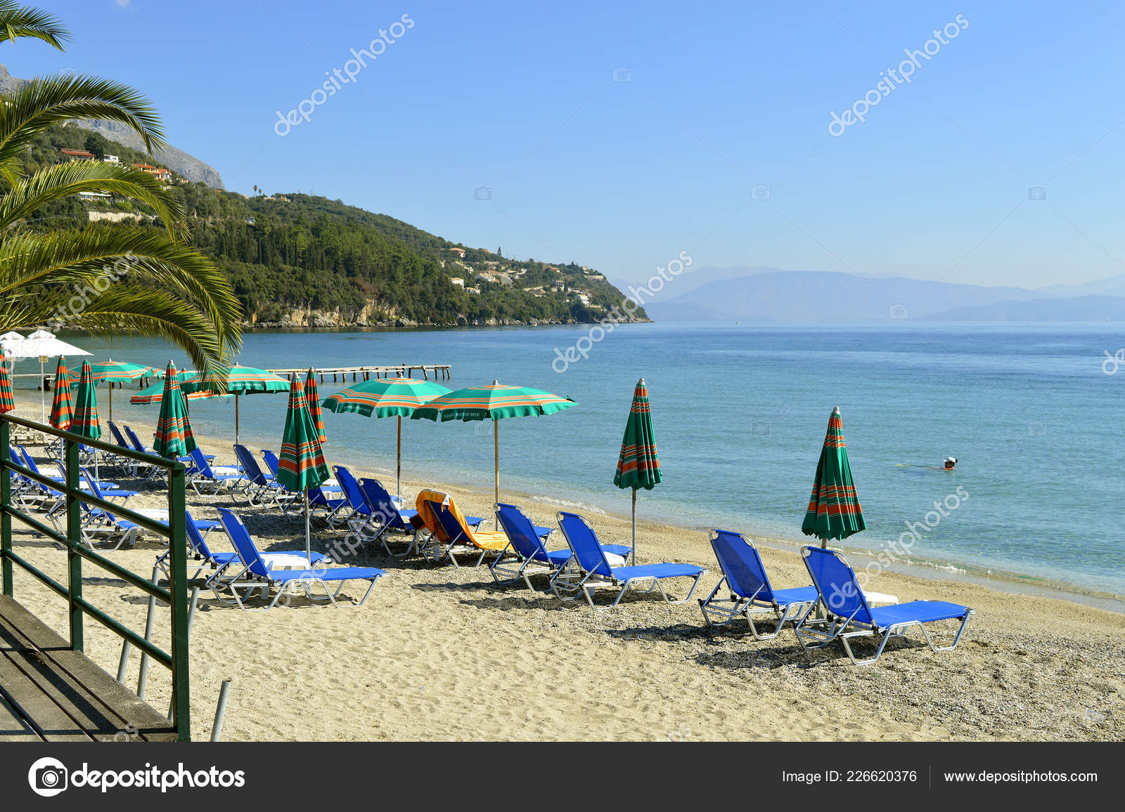 Sedie Sdraio Sulla Spiaggia Ipsos Corfù Isola Greca Nel Mar