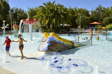 Aquatica su parkı, Orlando, Florida, Amerika Birleşik Devletleri - 23 Ekim 2016: turist Kata'nın ahmak Cove macera oyun parkı Aquatica su parkı