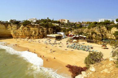 Turistlere Senhora da Rocha beach balıkçı köyü