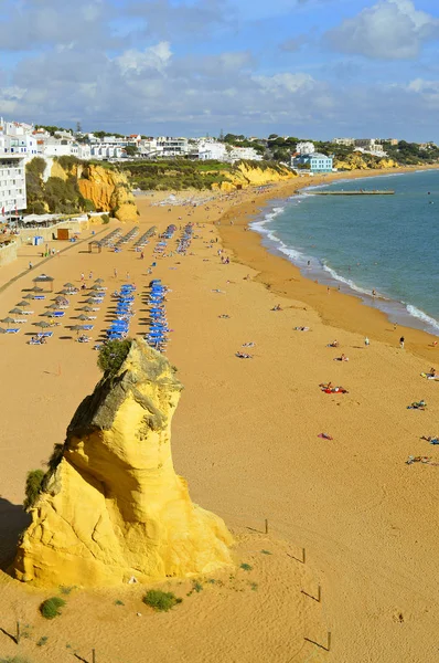 Туристы Наслаждающиеся Солнцем Пляже Албуфейра Португалии — стоковое фото