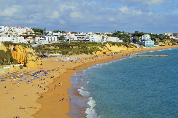 Touristen Genießen Die Sonne Strand Von Albufeira Portugal — Stockfoto