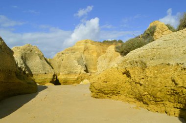 Algarve sahilindeki Sietskes Sahili 'nde muhteşem kaya oluşumları.