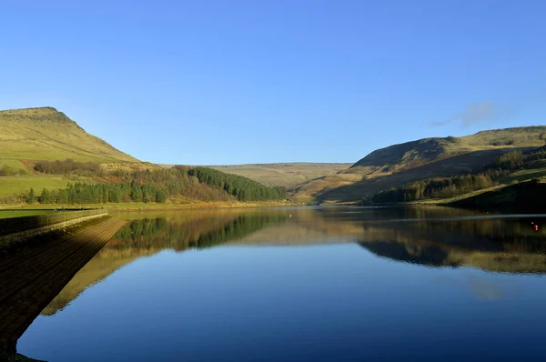 맨체스터의 Saddleworth Moor Greenfield Chew Brooks 계곡이 Dovestone Reservoir 스톡 사진