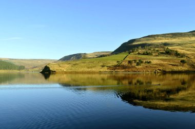 Dovestone Rezervuarı Greenfield ve Chew Brooks vadilerinin birleştiği yer. Greenfield köyünün yukarısında, Saddleworth Mağribi 'nde.