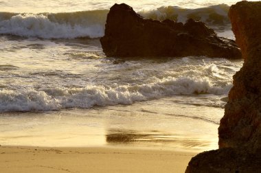 Sietskes sahilde dalgalar ve kaya oluşumları görünümü kadar yakın