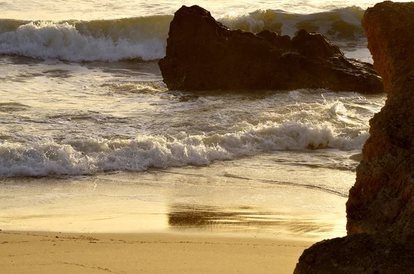 Sietskes sahilde dalgalar ve kaya oluşumları görünümü kadar yakın