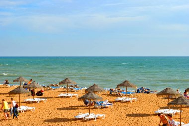 Albufeira, Algarve, Portekiz - 31 Ekim 2015: Albufeira plajda güneşin tadını aileler