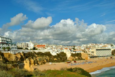 Albufeira, Algarve, Portekiz - 11 Ocak 2009: Portekiz Albufeira plajda güneşin tadını insanlar