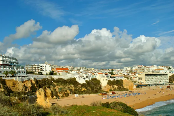 ポルトガルのアルブフェイラのビーチで日光浴を楽しむアルブフェイラは アルブフェイラ 2009 — ストック写真