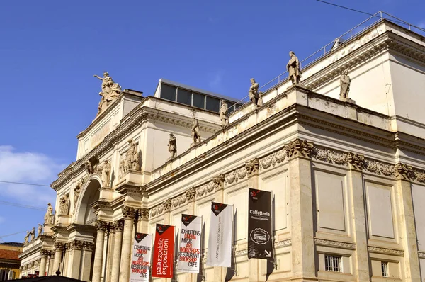 ローマのパラッツォ デッレ エスポジョニ新古典主義の展示ホールへの正面入口 — ストック写真